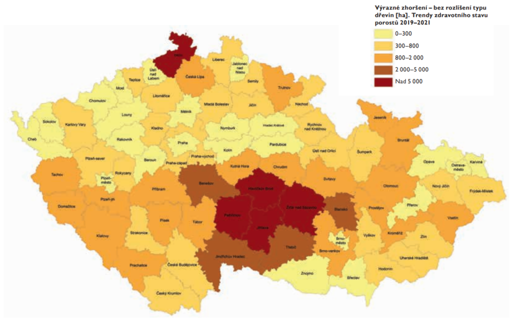 Výrazné zhoršení zdravotního stavu lesů mezi roky 2019 a 2021 dle okresů. Data: ÚHÚL. Ministerstvo zemědělství. 2022. Zpráva o stavu lesa 2021. Strana 37. Dostupné na https://eagri.cz/public/web/file/715438/Zprava_o_stavu_lesa_2021_web.pdf