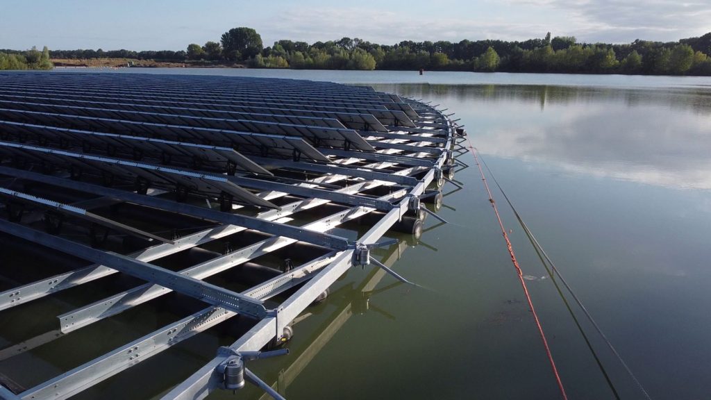 Plovoucí elektrárny mají velký potenciál na vnitrozemských jezerech a vodních nádržích (stavba v Německu). Foto archiv/Greenbuddies)